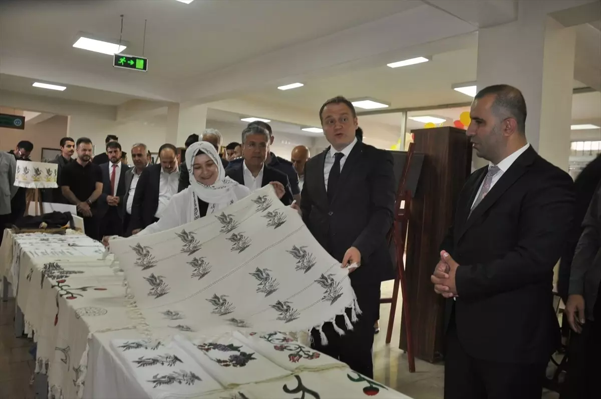 Muş'ta Hayat Boyu Öğrenme Haftası Etkinlikleri Kapsamında Yılsonu Sergisi Açıldı