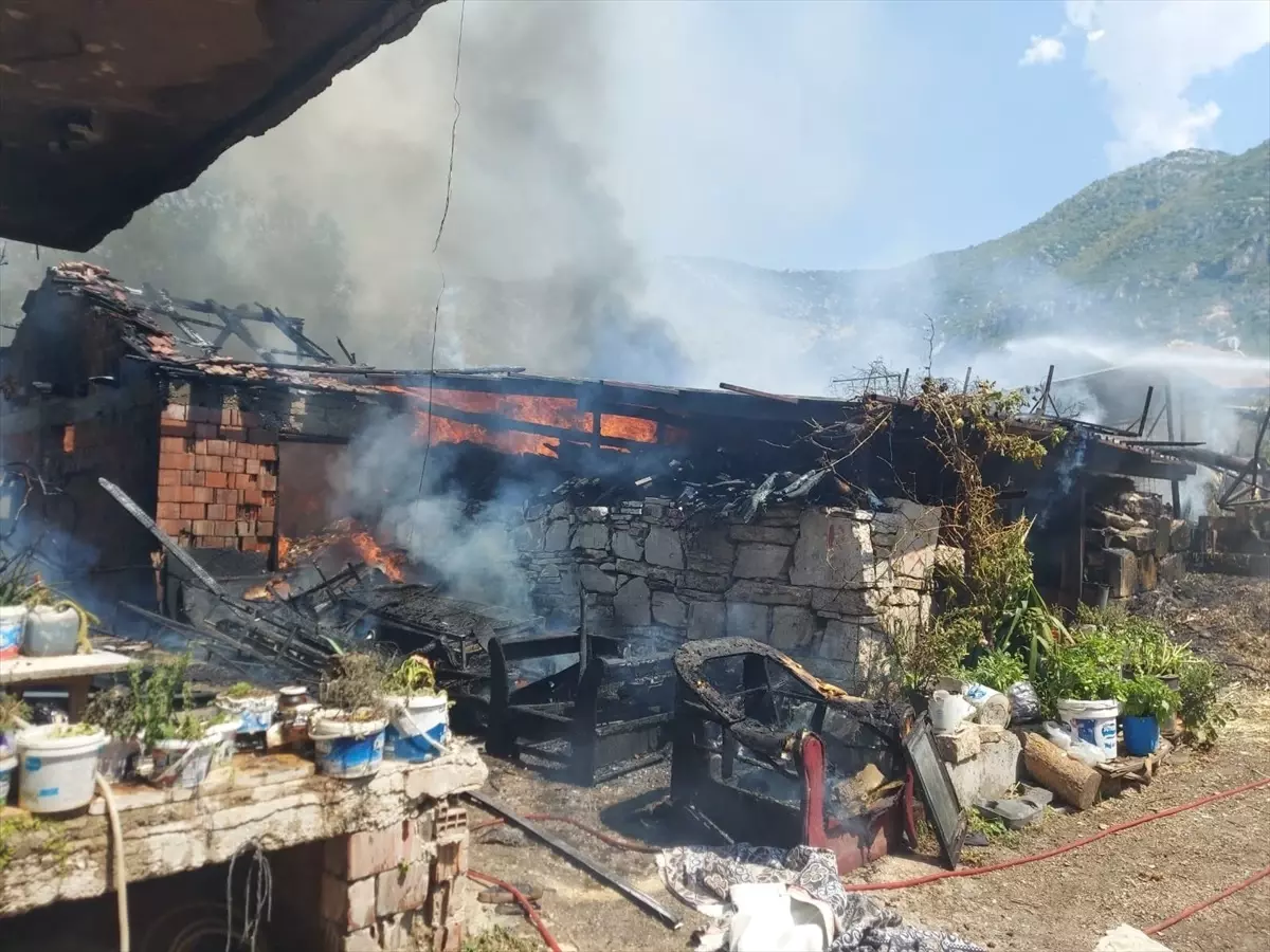 Burdur'da Ahır Yangını: 6 Kişi Dumandan Etkilendi