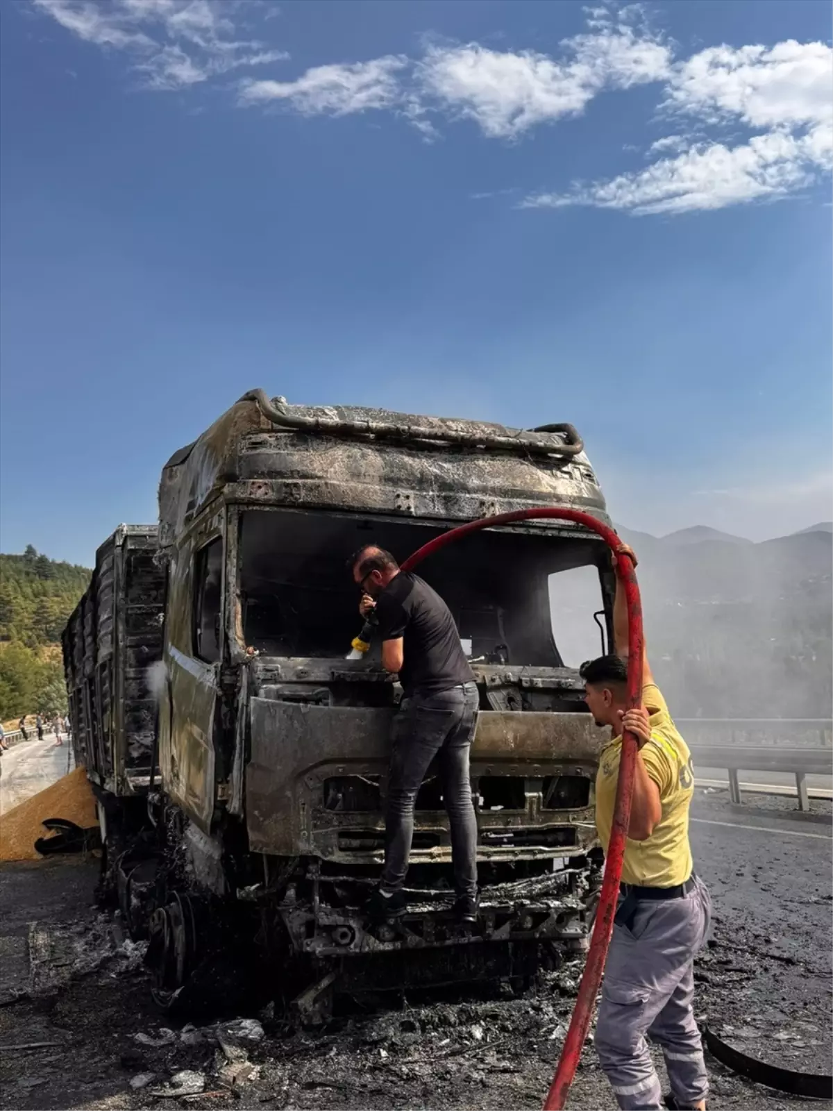 Burdur'da Yangın Çıkan Tır Kullanılamaz Hale Geldi