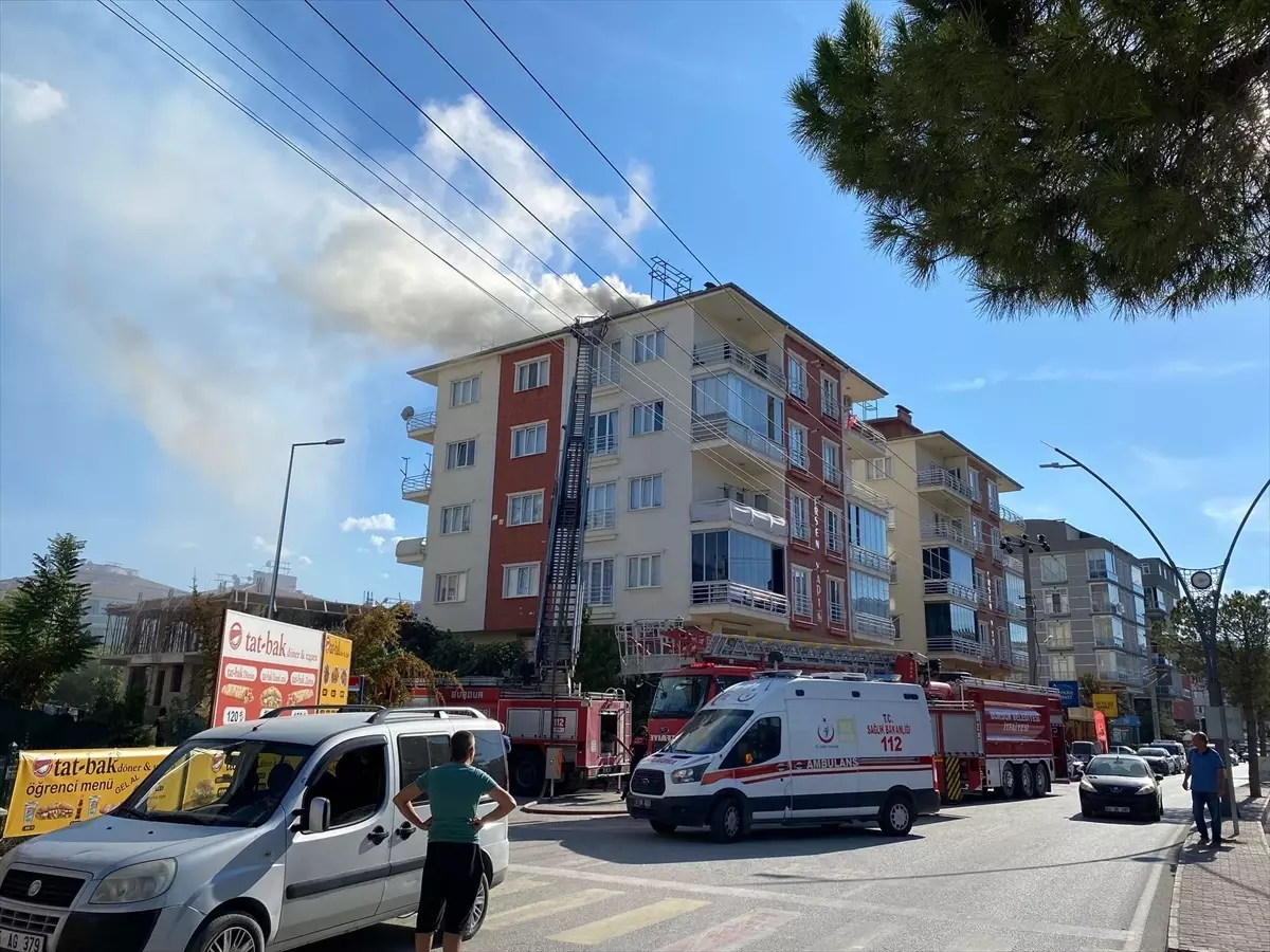Burdur'da Apartman Çatısında Yangın Çıktı