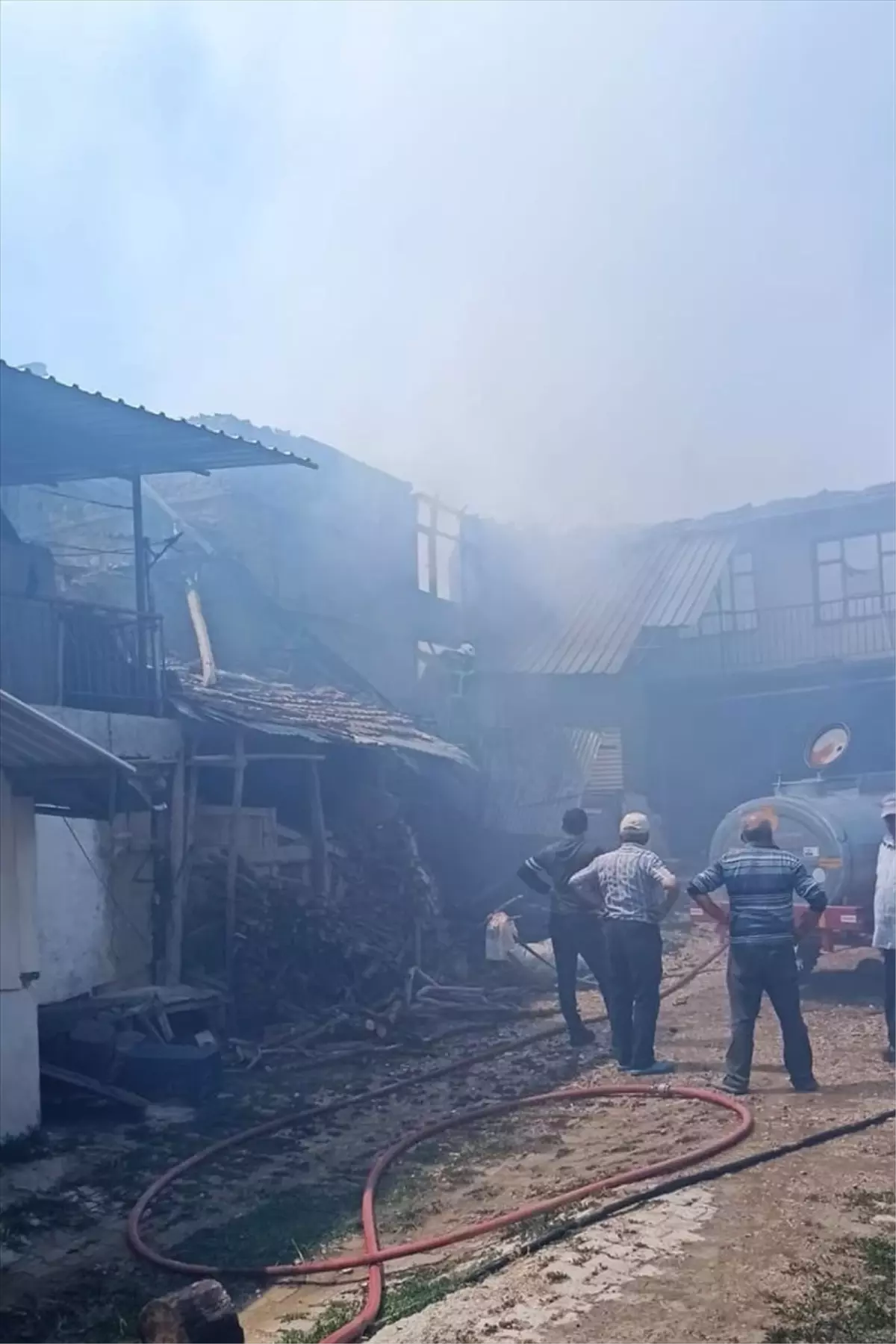 Burdur'da Yangın: 2 Ev ve 1 Metruk Bina Kullanılamaz Hale Geldi