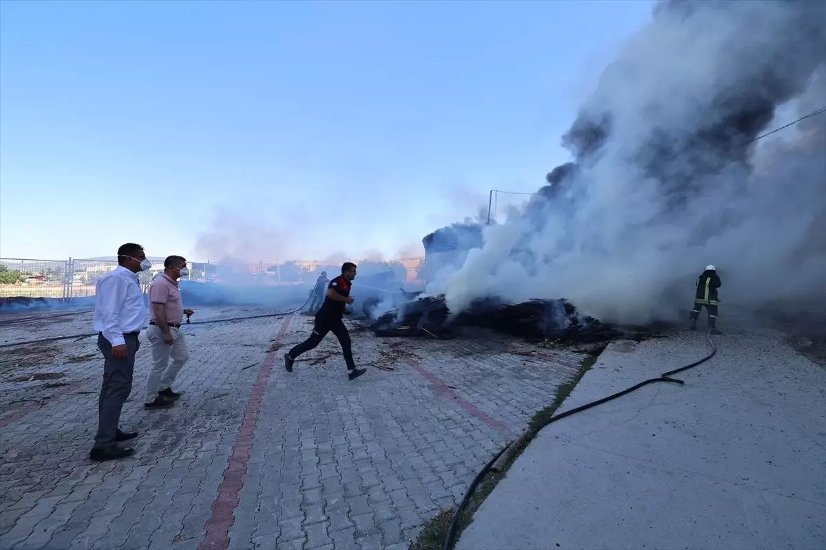 Burdur'da Mobilya Fabrikasında Yangın Çıktı
