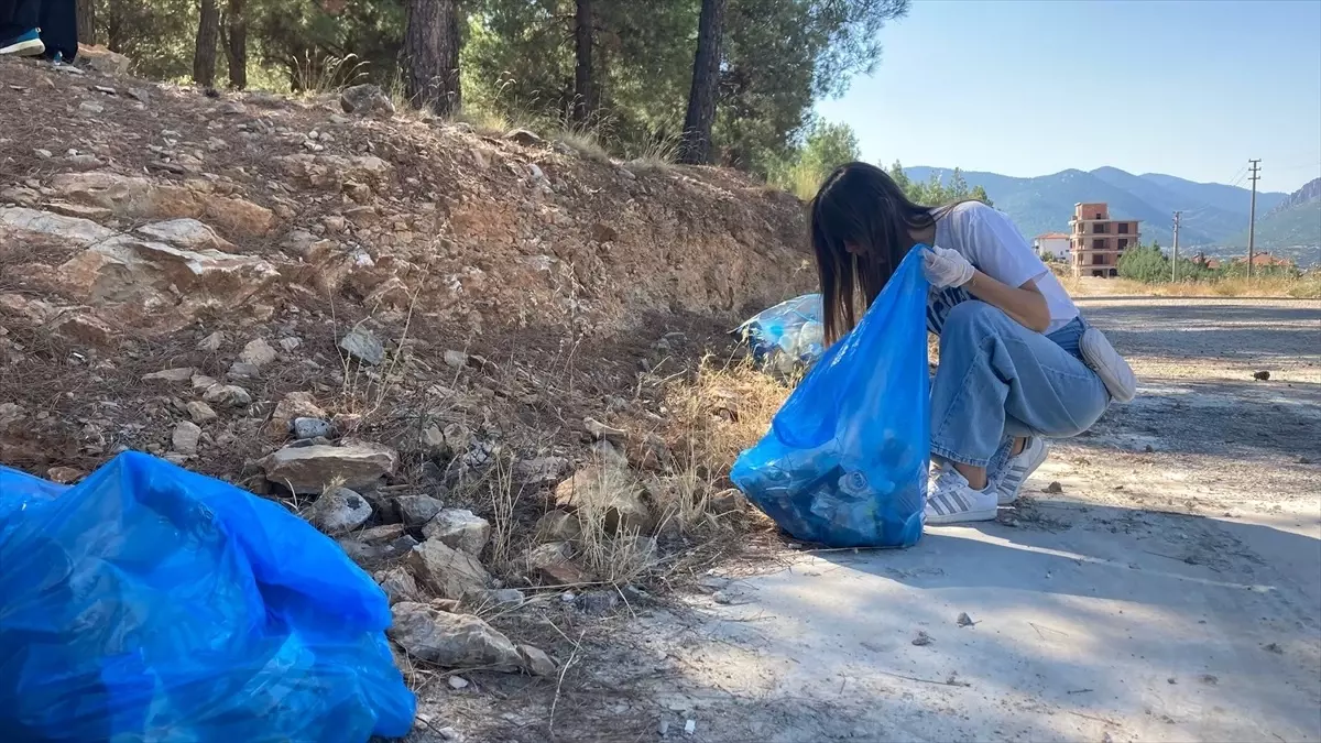 Bucak'ta Gönüllüler Orman Yolunda Çevre Temizliği Yaptı