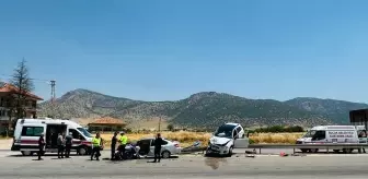 Burdur'da İki Otomobil Çarpıştı: 5 Yaralı