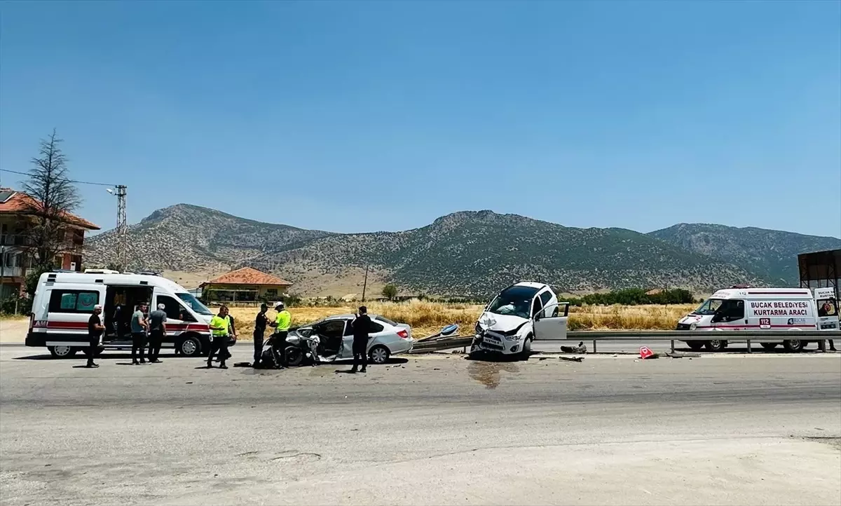 Burdur'da İki Otomobil Çarpıştı: 5 Yaralı