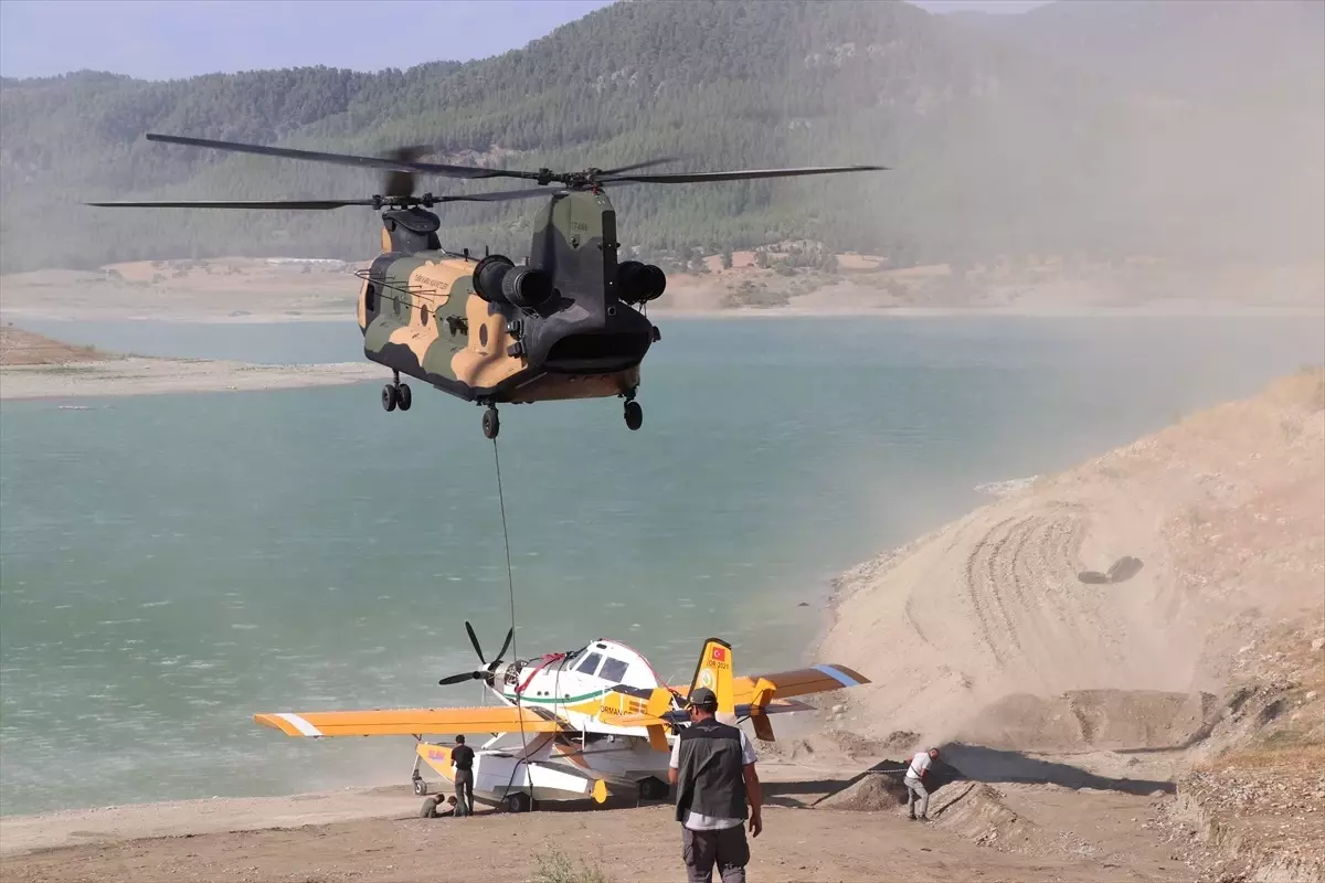 Burdur'da Kaza Kırıma Uğrayan Uçak Gölünden Çıkarıldı