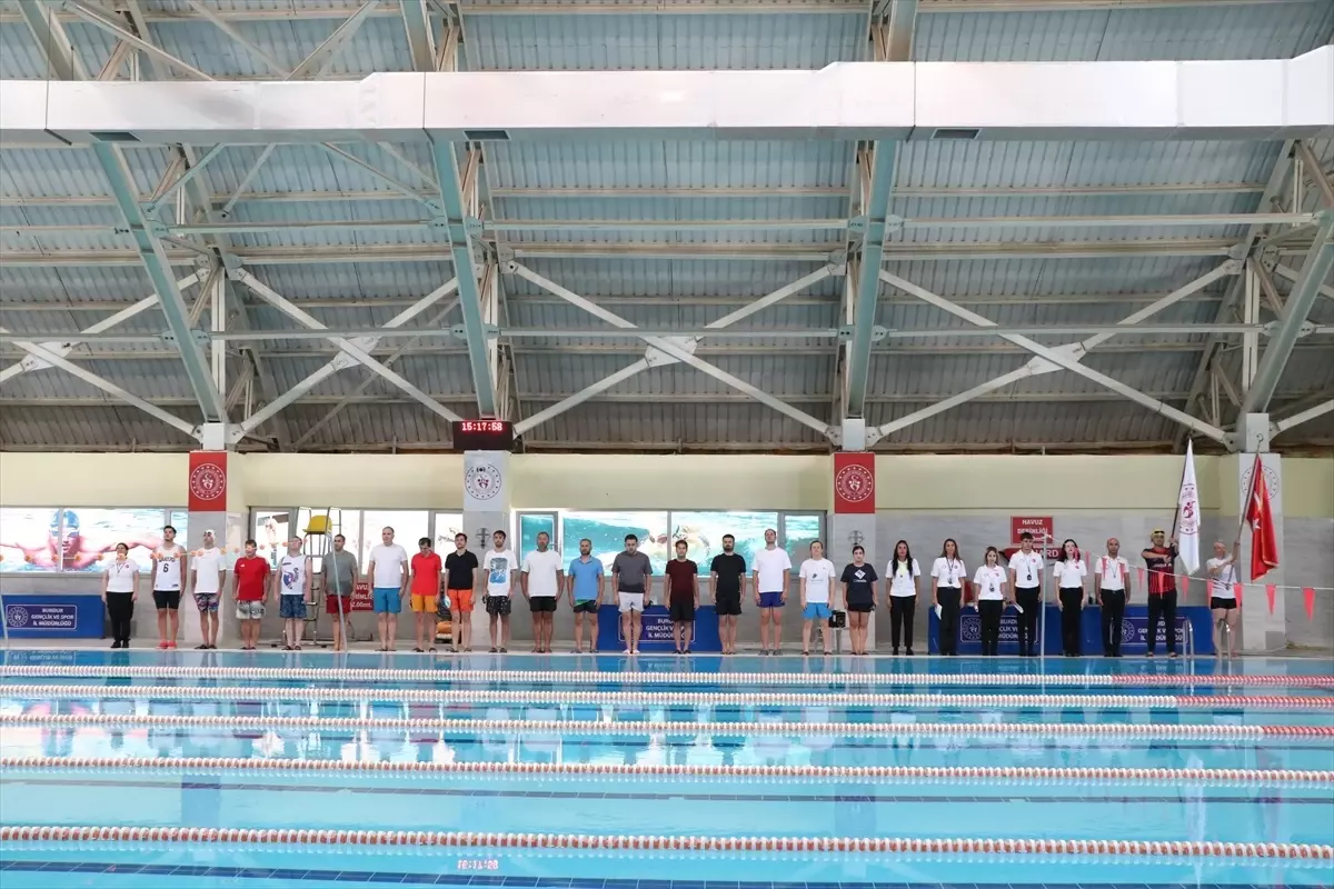 Burdur'da Kurumlar Arası Yüzme Yarışması Düzenlendi