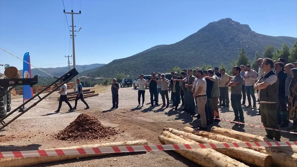 Bucak'ta Orman İşçisine Kabuk Soyma Makinesi Teslim Edildi