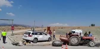 Burdur'da Otomobil ve Traktör Çarpıştı: 6 Yaralı