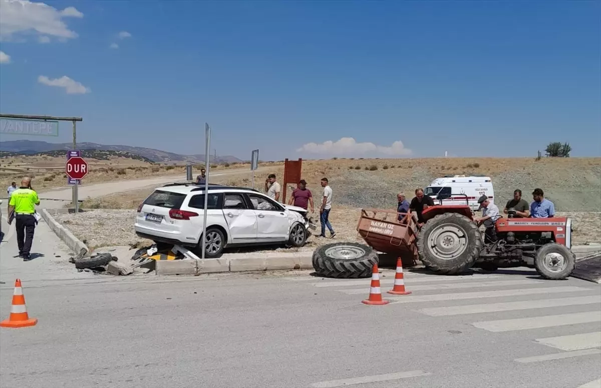 Burdur'da Otomobil ve Traktör Çarpıştı: 6 Yaralı