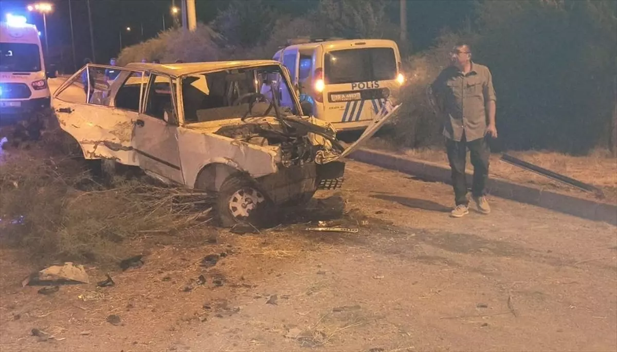 Burdur&apos;da Polis Takibindeki Araç Kaza Yaptı: 10 Yaralı