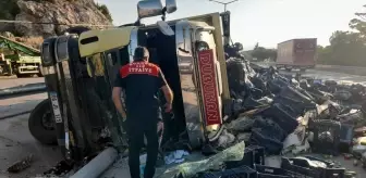 Burdur'da Kamyon Devrildi, Sürücü Yaralandı