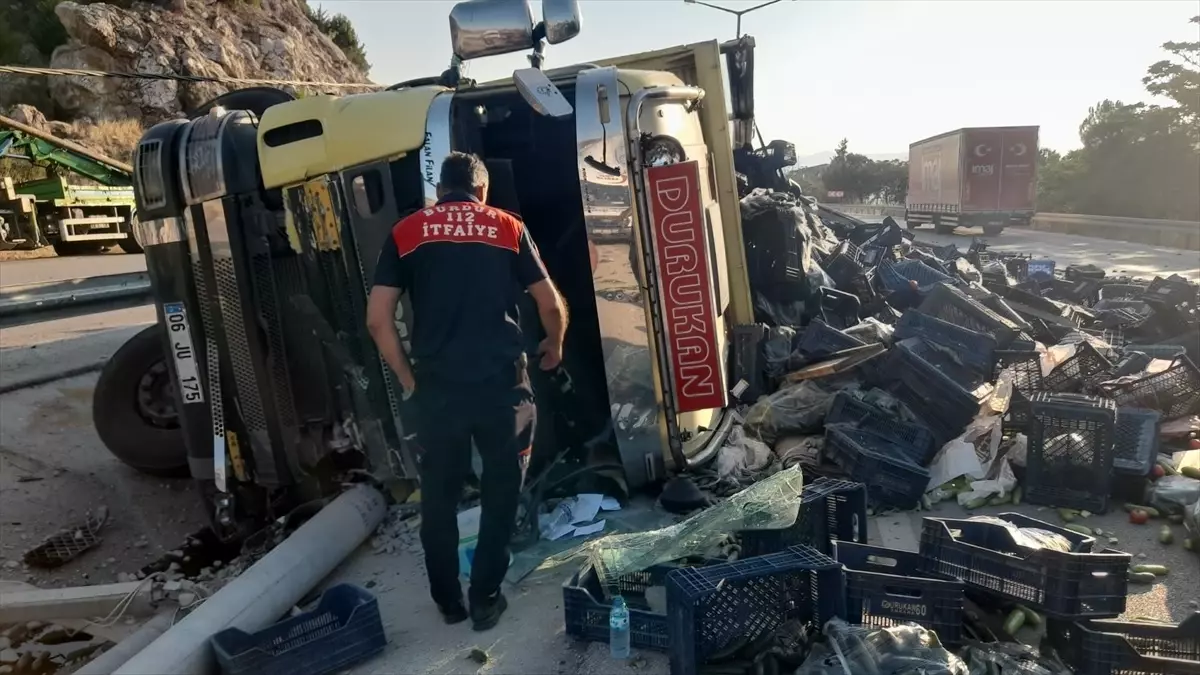 Burdur'da Kamyon Devrildi, Sürücü Yaralandı