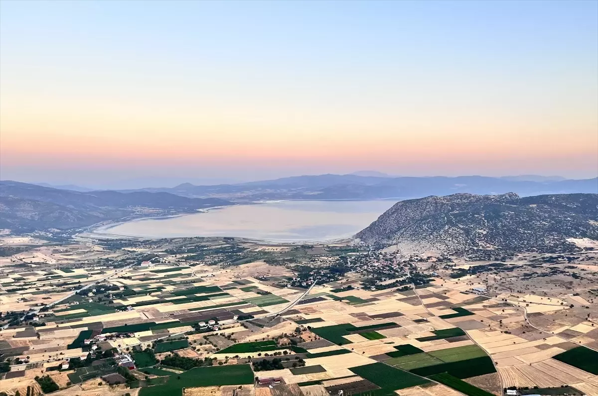 Salda Gölü'nde Sıcak Hava Balonlarıyla Renkli Turizm Deneyimi