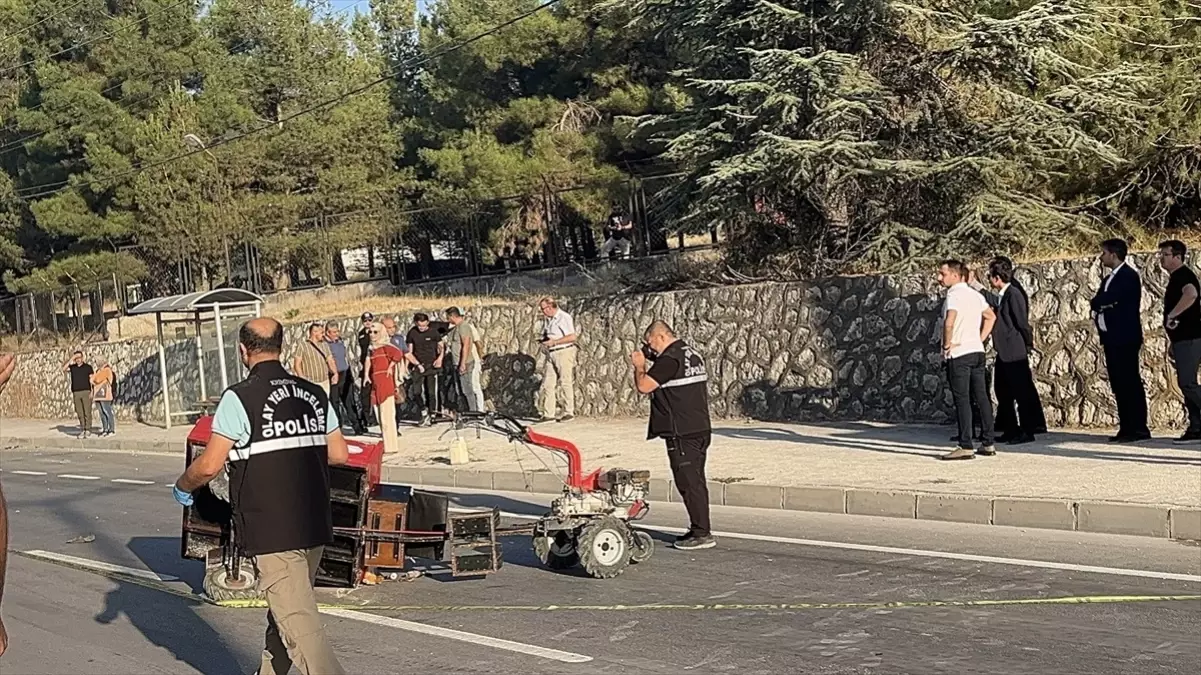 Burdur'da Tarım Aracı ve Otomobillerin Çarpışması: 1 Ölü
