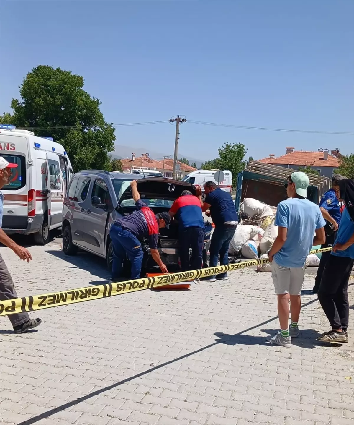 Burdur'da Traktör ile Hafif Ticari Araç Çarpıştı: 7 Yaralı