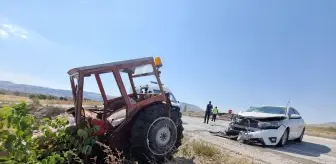 Burdur'da Traktör ile Otomobil Çarpıştı: 5 Yaralı
