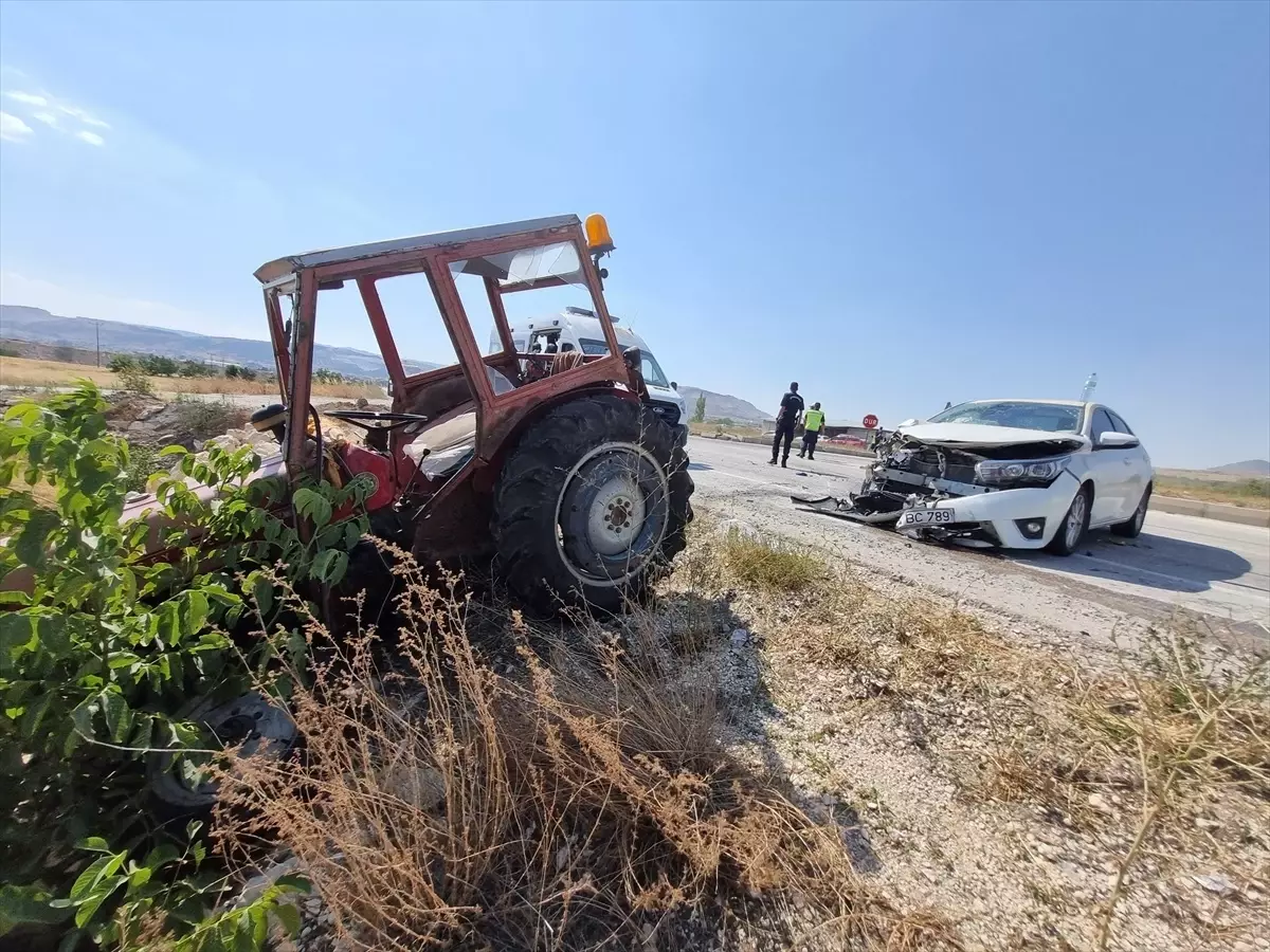 Burdur'da Traktör ile Otomobil Çarpıştı: 5 Yaralı