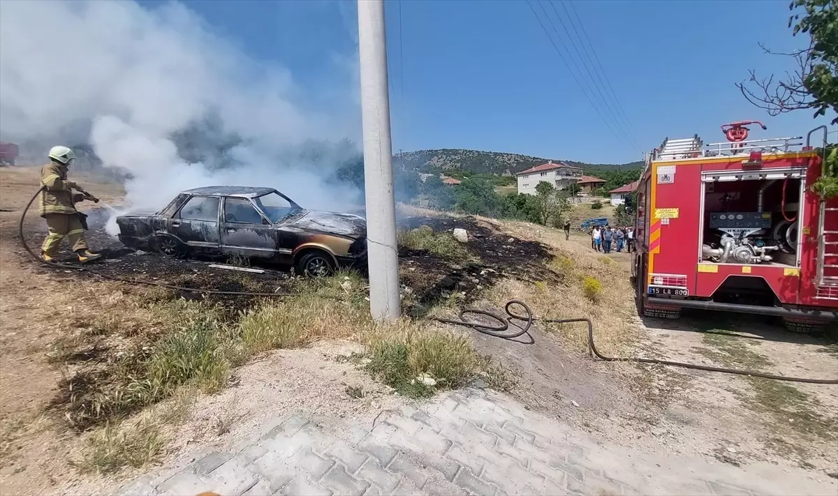 Burdur'da Otomobil Yangını, İtfaiye Müdahalesiyle Söndürüldü