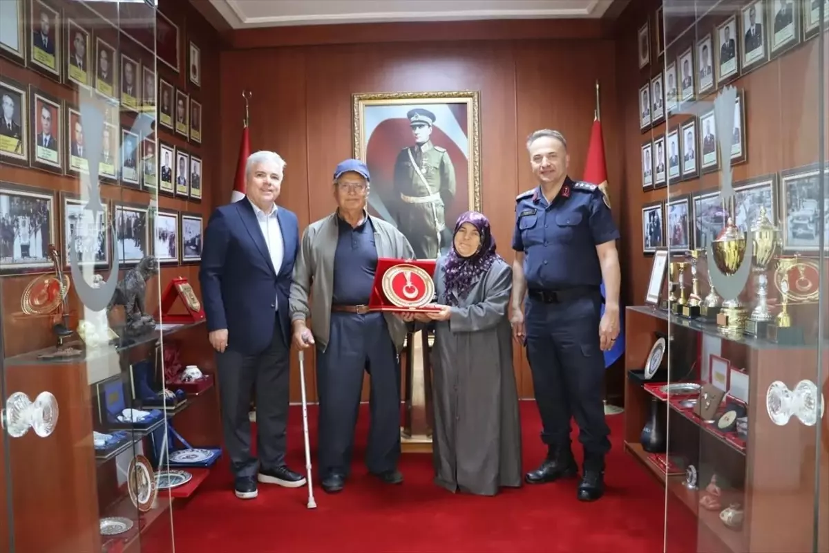 Yaşlı Çift, Arazilerini Jandarma Vakfına Bağışladı