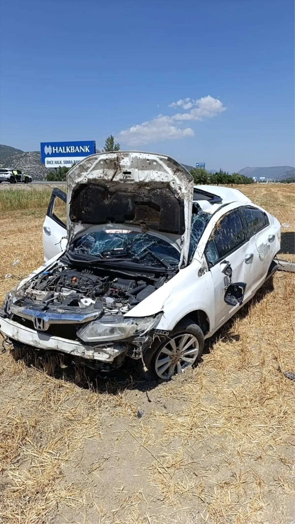 Burdur'da Yolcu Otobüsü ve Otomobil Çarpıştı: 3 Yaralı