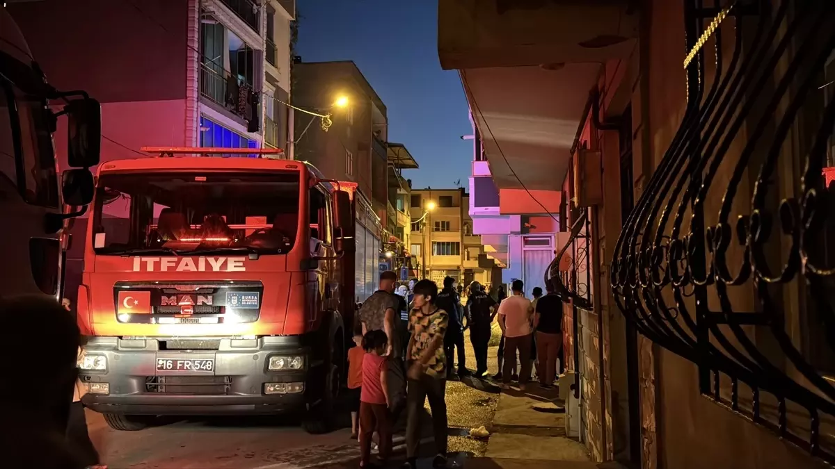Bursa'da 3 Katlı Binada Yangın Çıktı