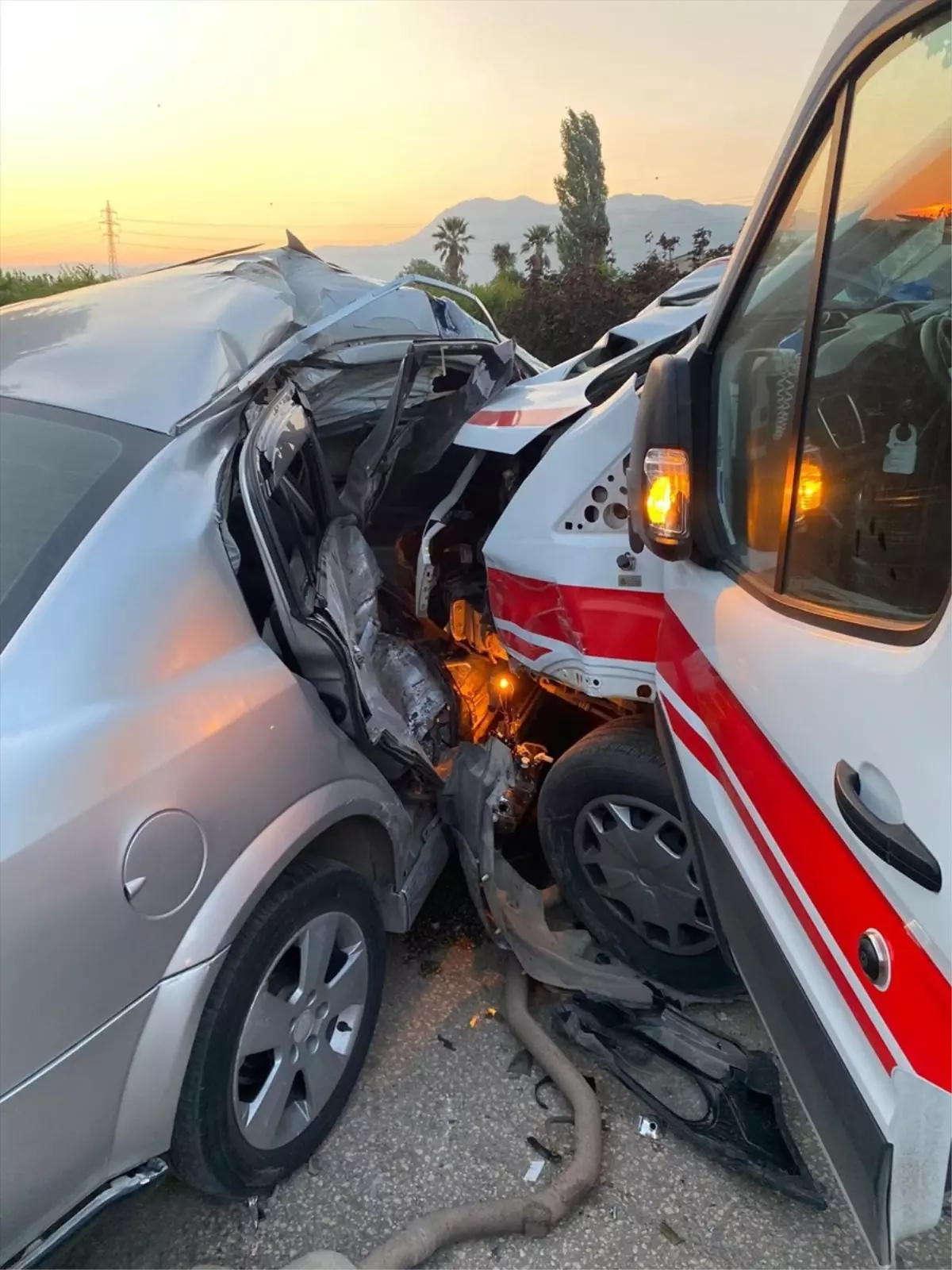 Kestel'de Ambulansla Çarpışan Otomobil Sürücüsü Yaralandı