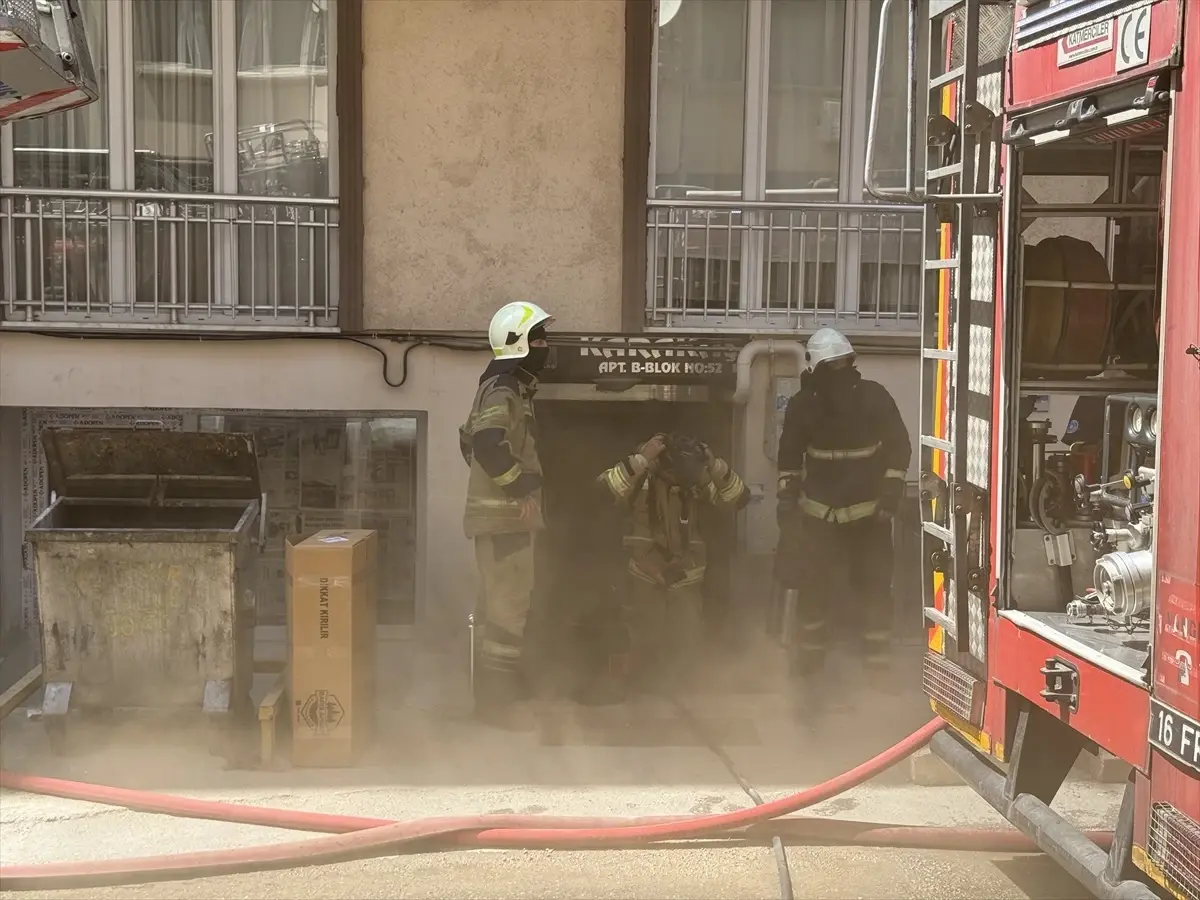 Bursa'da Apartman Çatı Katında Yangın