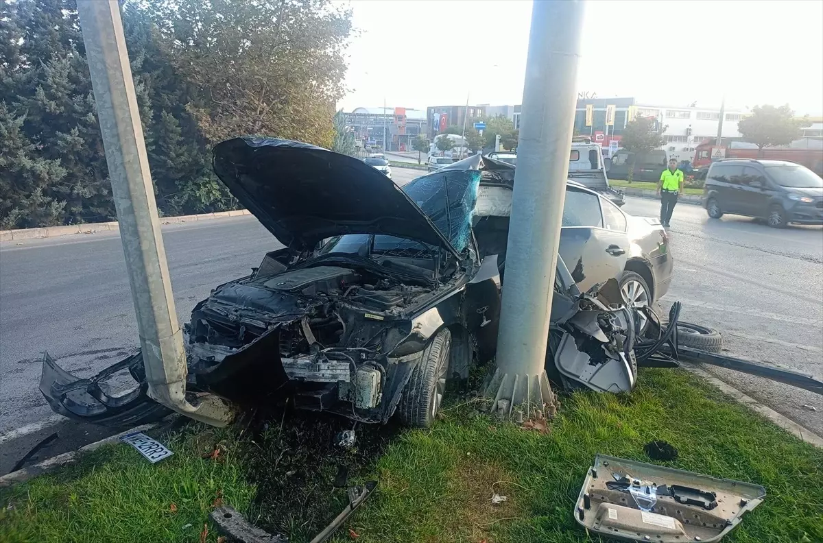 Aydınlatma Direğine Çarpan Otomobilin Sürücüsü Yaralandı