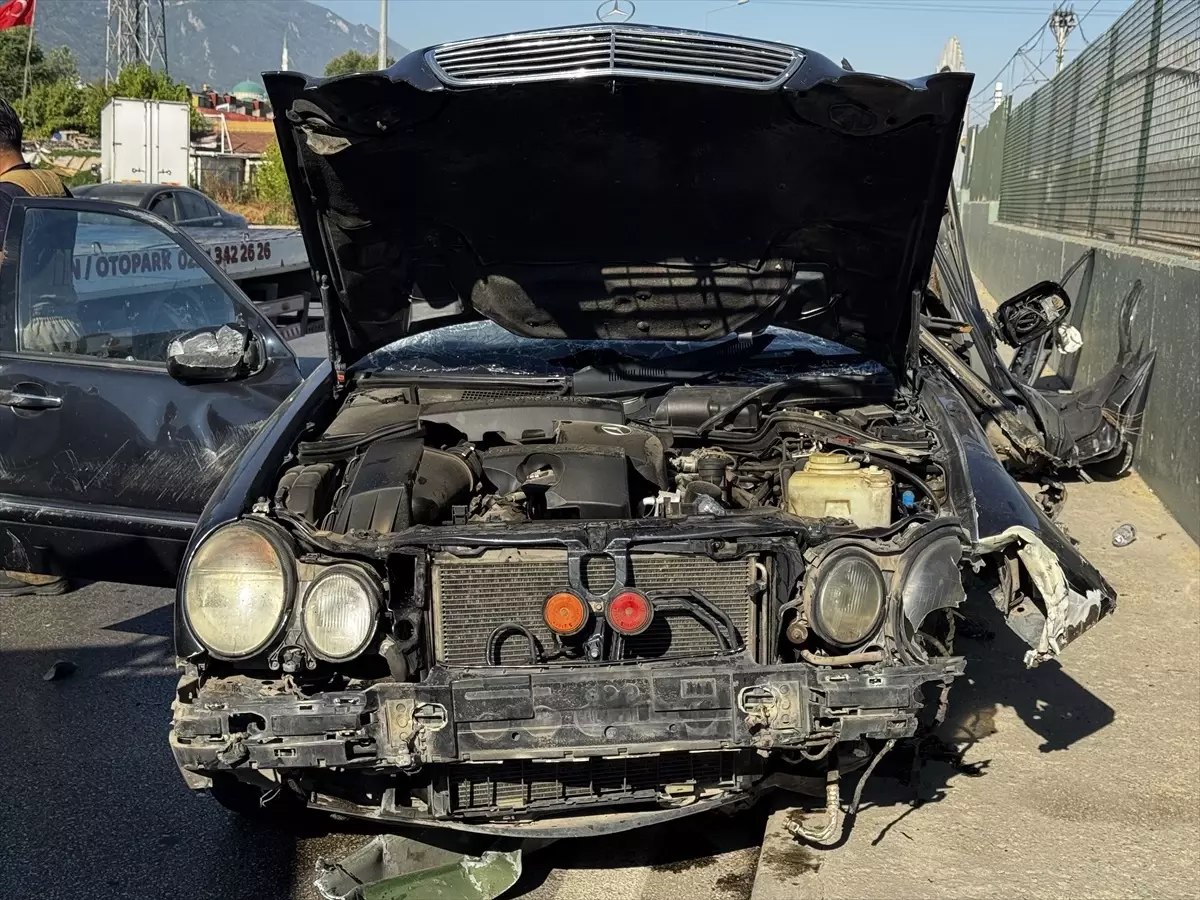 Bursa'da Demir Bariyere Çarpan Araçta İki Kişi Ağır Yaralandı