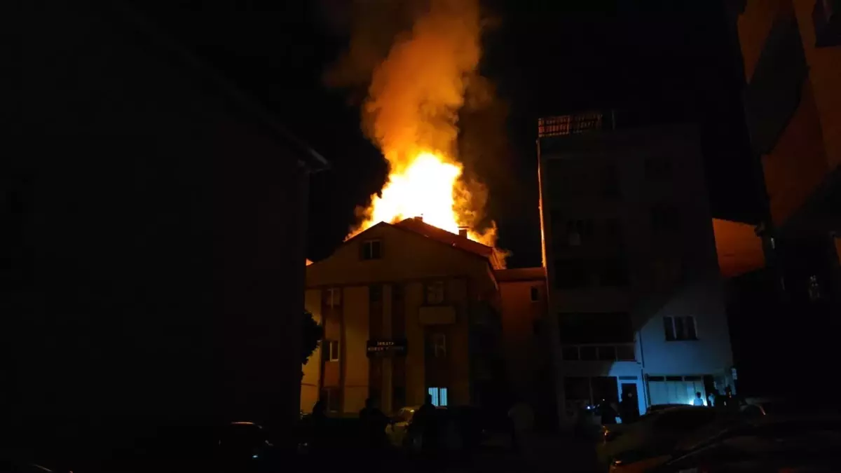 Bursa'da 5 Katlı Binanın Çatısında Yangın