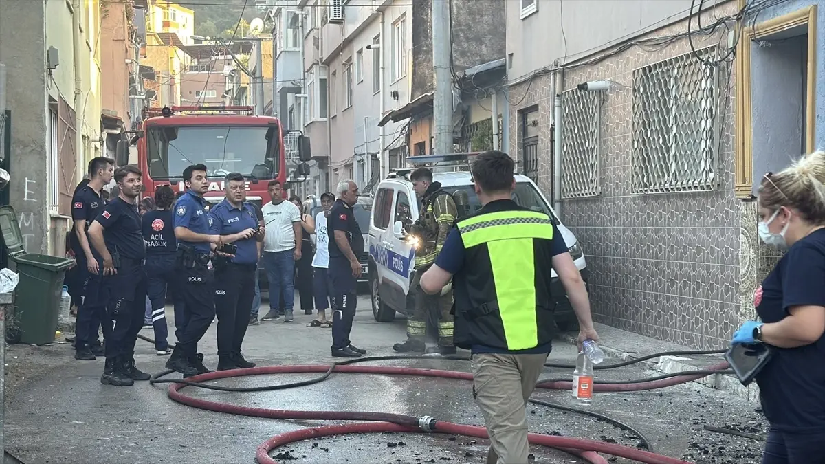Bursa'da Bir Dairede Yangın: Dumandan Etkilenen Ev Sahibi Hastaneye Kaldırıldı