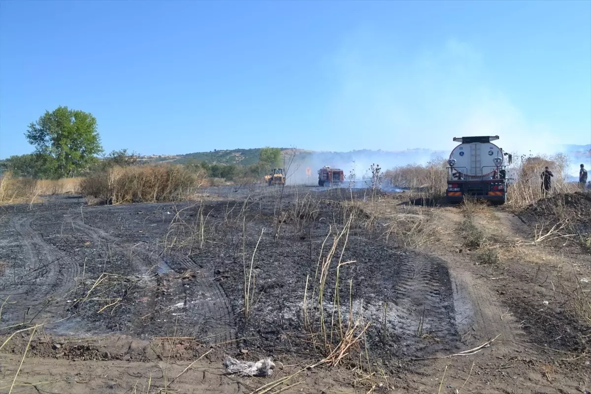 Mustafakemalpaşa'da Çalılık Alanda Yangın Söndürüldü