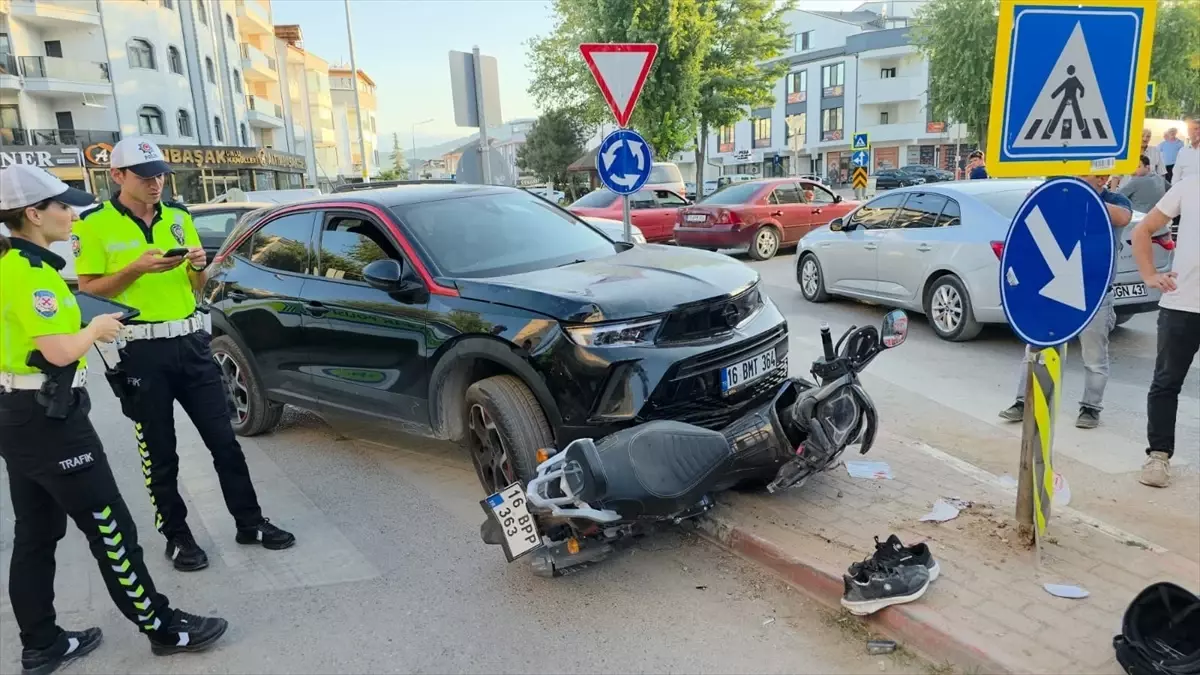 İnegöl'de Motosiklet ve Cip Çarpıştı: 2 Yaralı