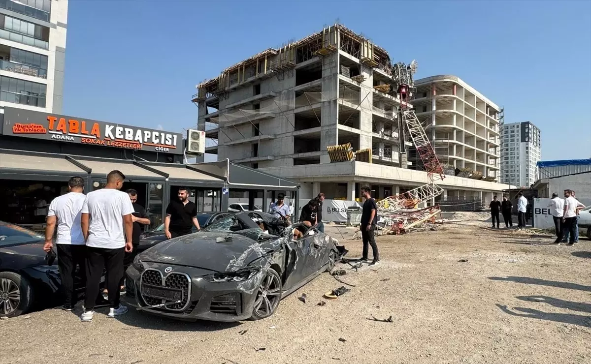 Bursa'da İnşaat Şantiyesinde Vinç Devrildi, Operatör Yaralandı