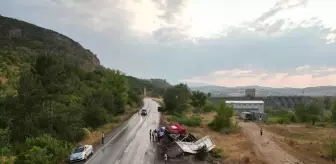 Bursa'da Tır Şarampole Devrildi, Sürücü Yaralandı