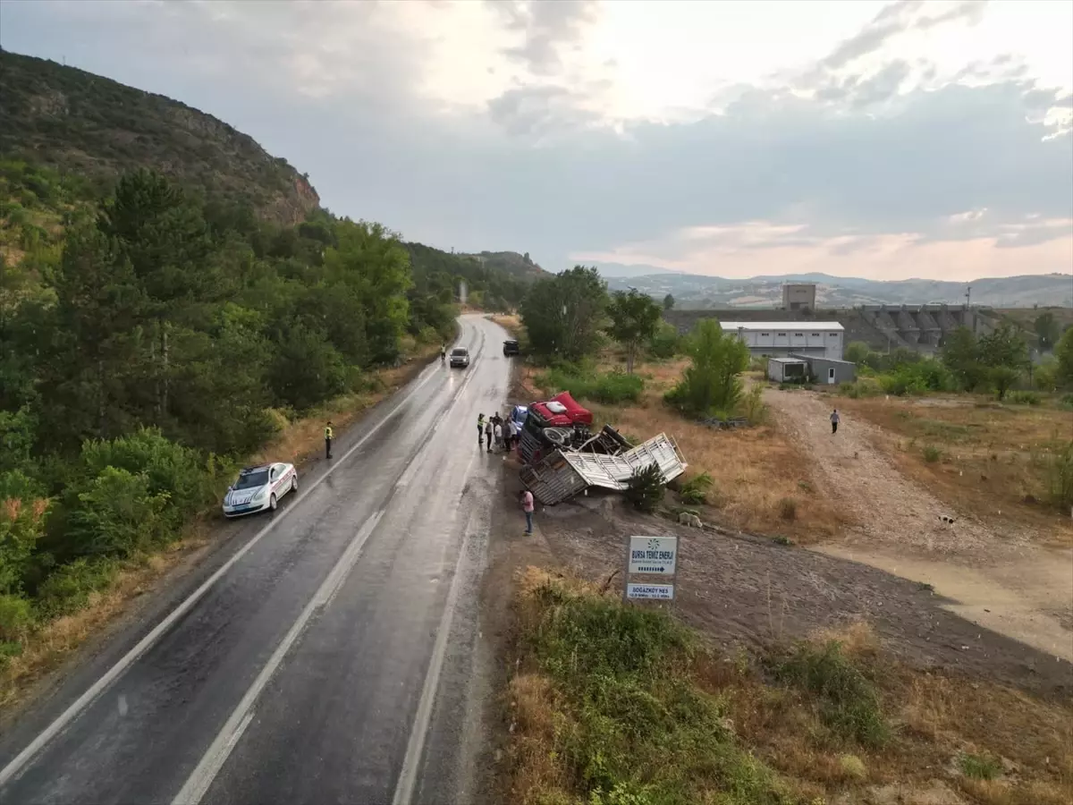 Bursa'da Tır Şarampole Devrildi, Sürücü Yaralandı