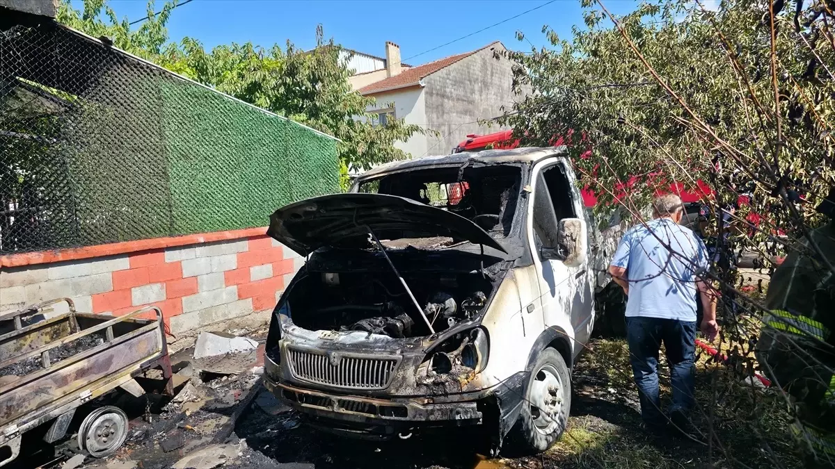 İnegöl'de Elektrikli Bisiklet Yangını Kamyonet ve Apartmana Zarar Verdi