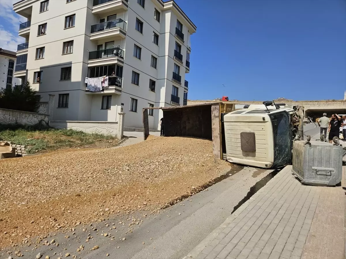 Bursa'da Freni Boşalan Kamyon Devrildi, Sürücü Yaralandı
