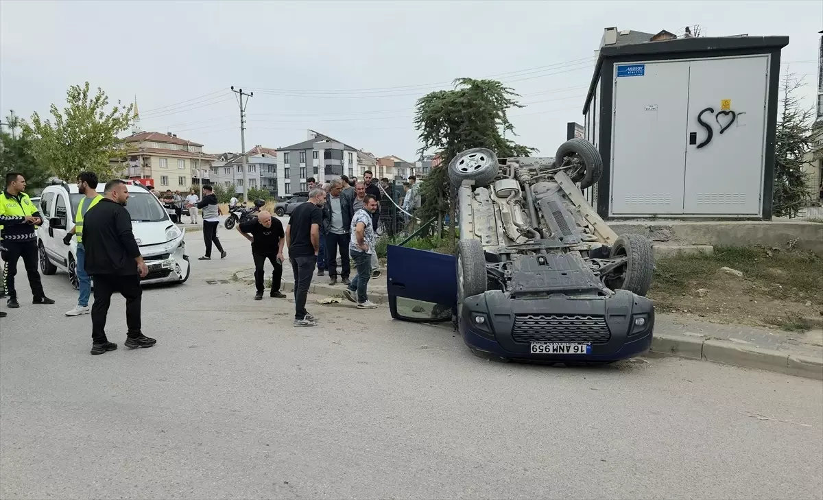 İnegöl'de Trafik Kazası: 3 Yaralı
