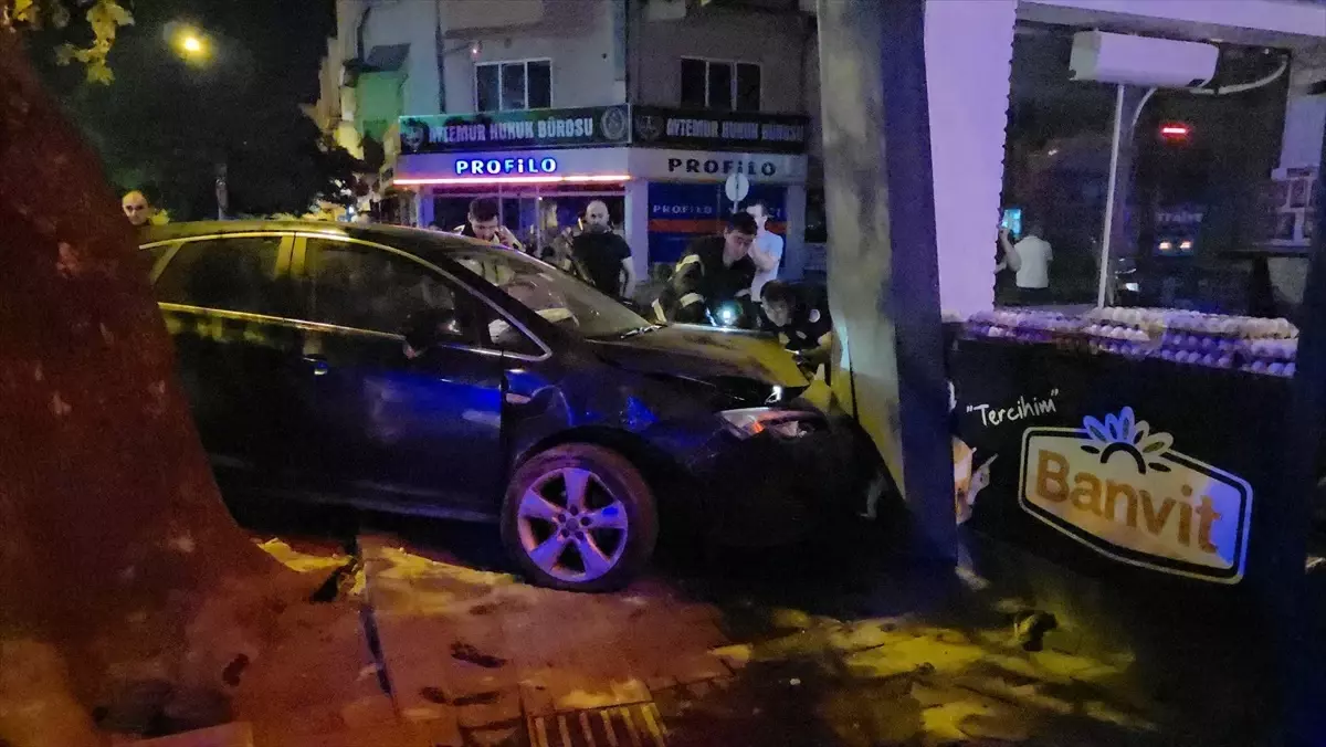 İnegöl'de Otomobil Dükkan Duvarına Çarptı, İki Yaralı
