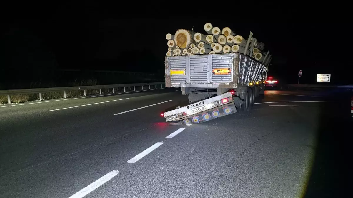 Bursa'da Kamyona Arkadan Çarpan Hafif Ticari Araç Sürücüsü Yaralandı