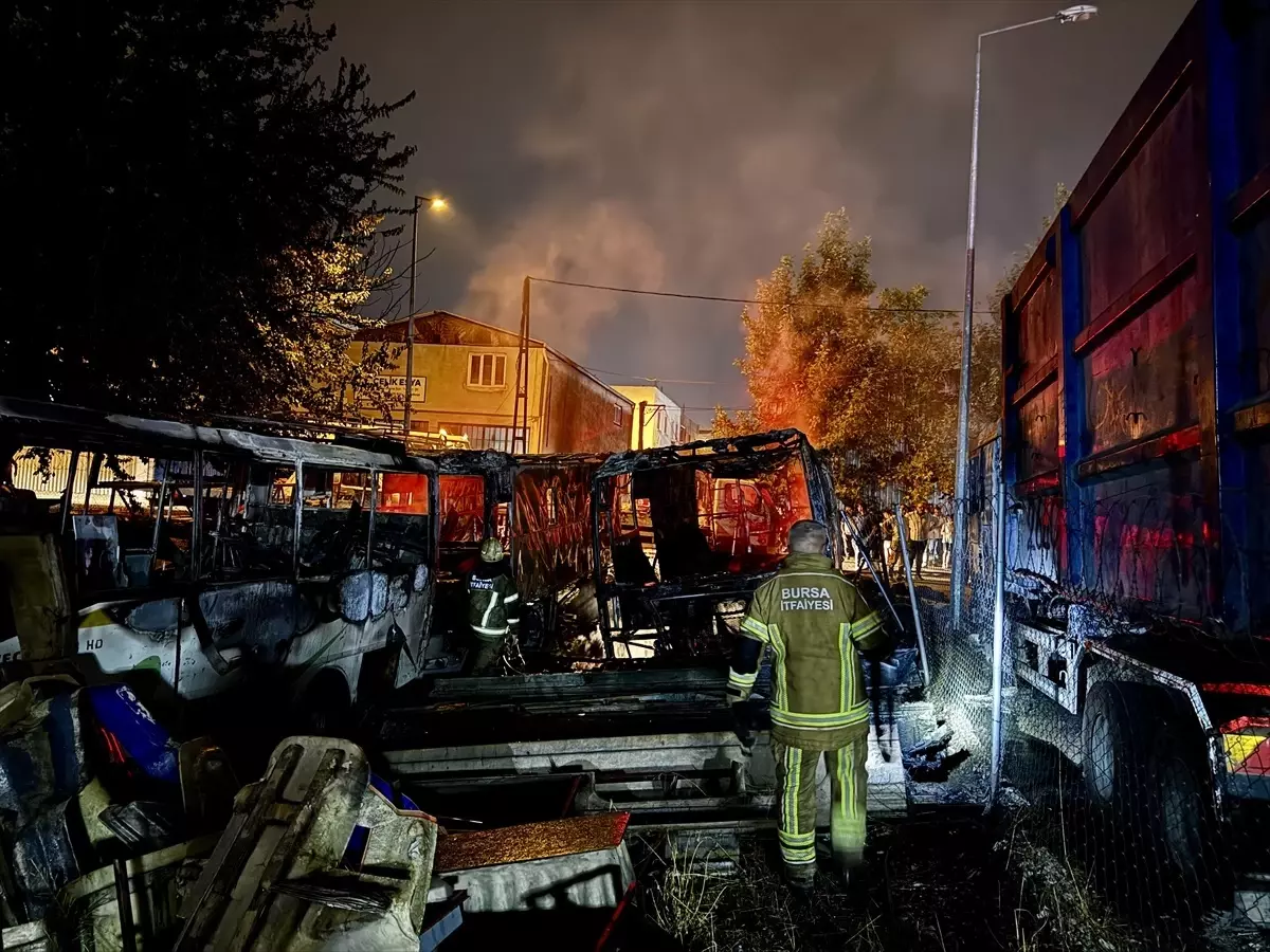 Bursa'da Karavanda Çıkan Yangın Kamyona Sıçradı