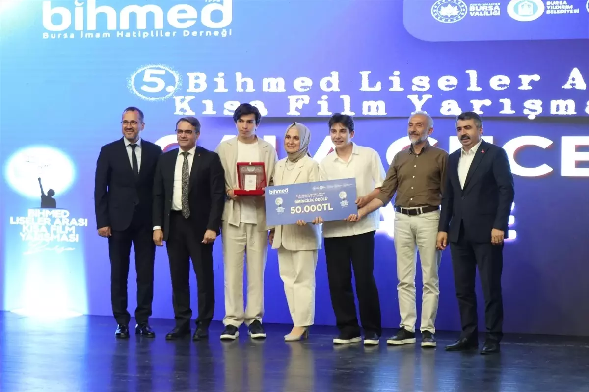Bursa'da liselilere yönelik 'aile' temasıyla düzenlenen kısa film yarışmasının ödül töreni yapıldı