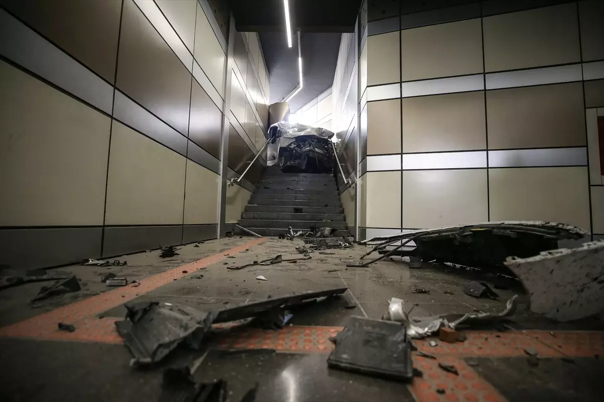 Bursa'da Metro Alt Geçidine Sıkışan Araçta Sürücü Yaralandı