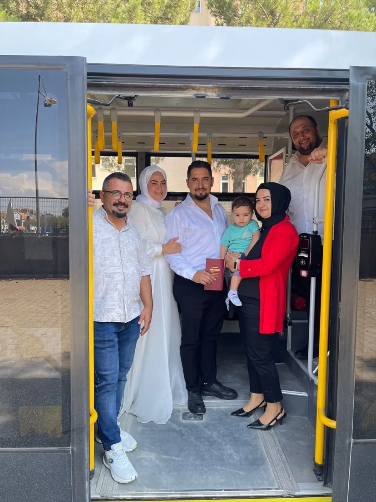 Nikahına Geç Kalan Çifte Otobüs Şoföründen Yardım