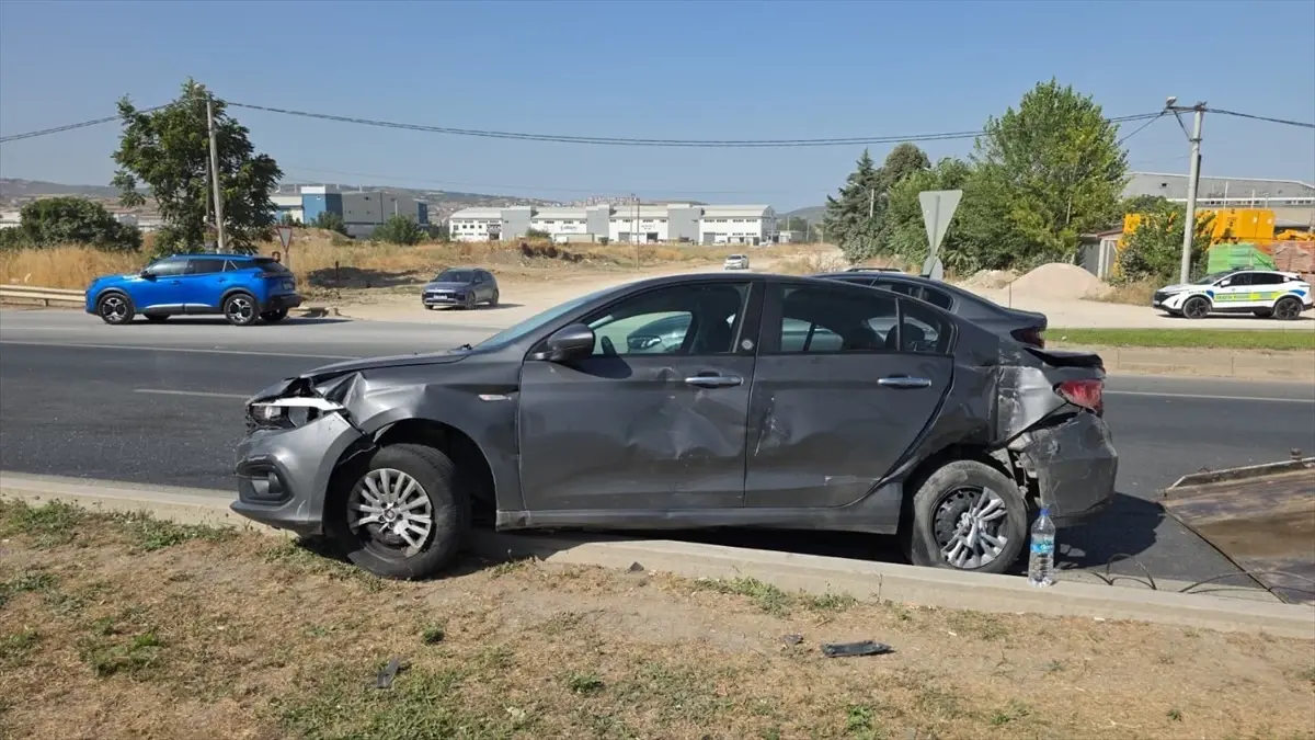 İnegöl'de Otomobil Kazası: 4 Araç Birbiriyle Çarpıştı