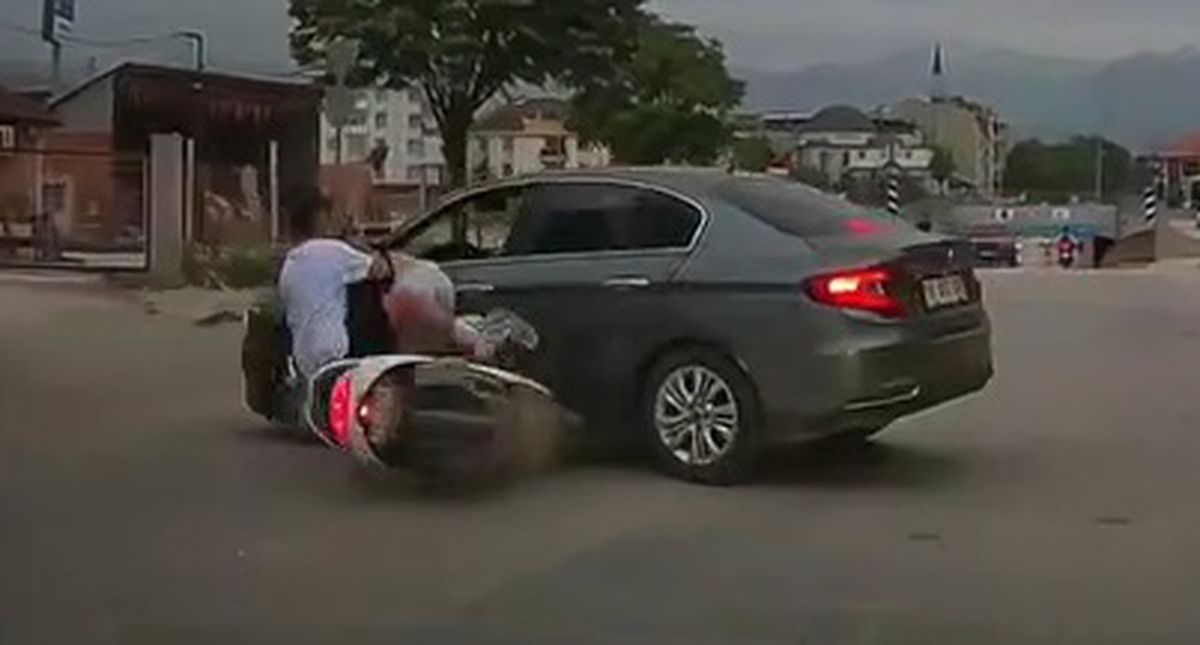 İnegöl'de Motosiklet Otomobille Çarpıştı: 2 Yaralı