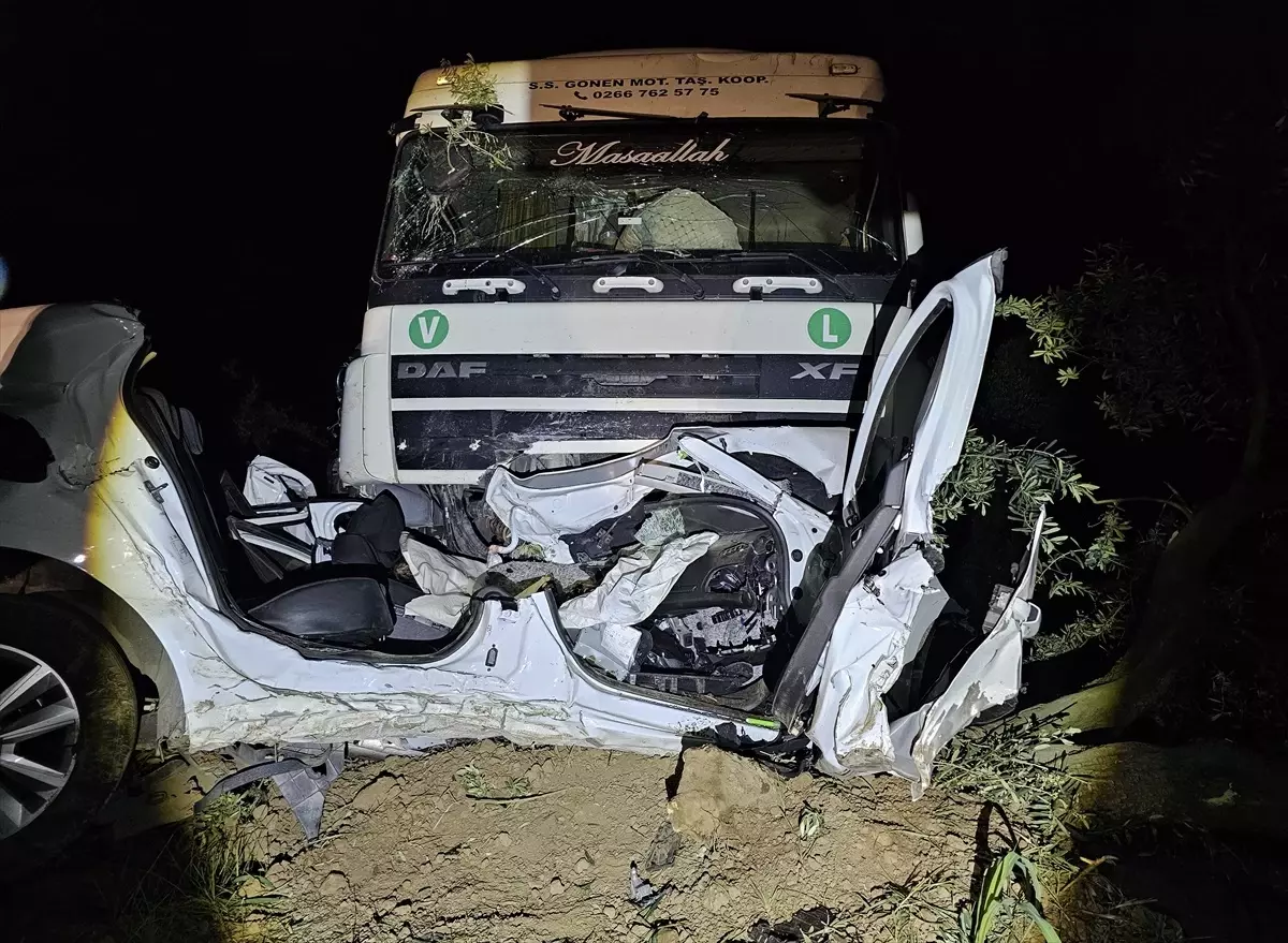 Bursa'da Tır ve Otomobil Çarpıştı: 1 Ölü, 1 Yaralı