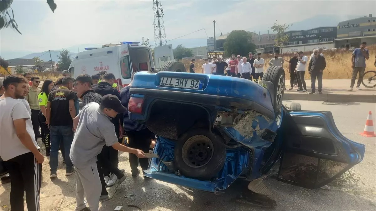 İnegöl'de Devrilen Otomobilde 2 Yaralı